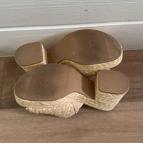 Platform Rattan Slides - Picture 2 of 4